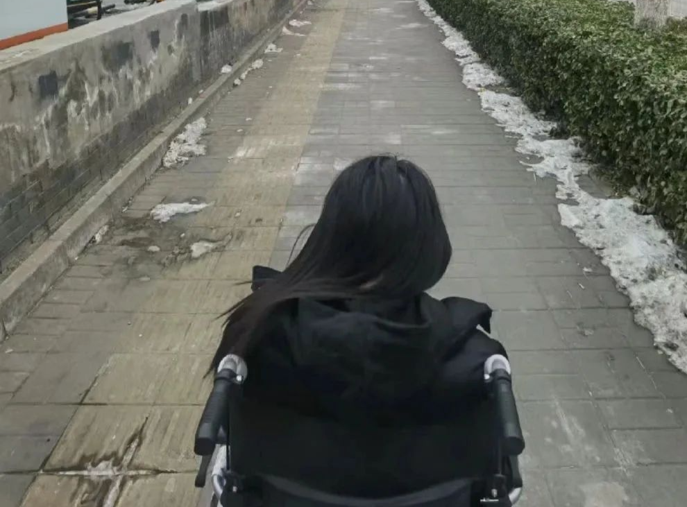 Hot追踪 | 一女生被男同学抽走板凳摔成骨折！校方：女生自愿退学