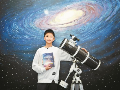 12岁深圳少年笔尖探索宇宙，中英双语科幻小说《三维往事》出版