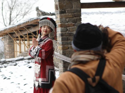 千年瑶寨披上银装，游客赏广东冰雪奇景