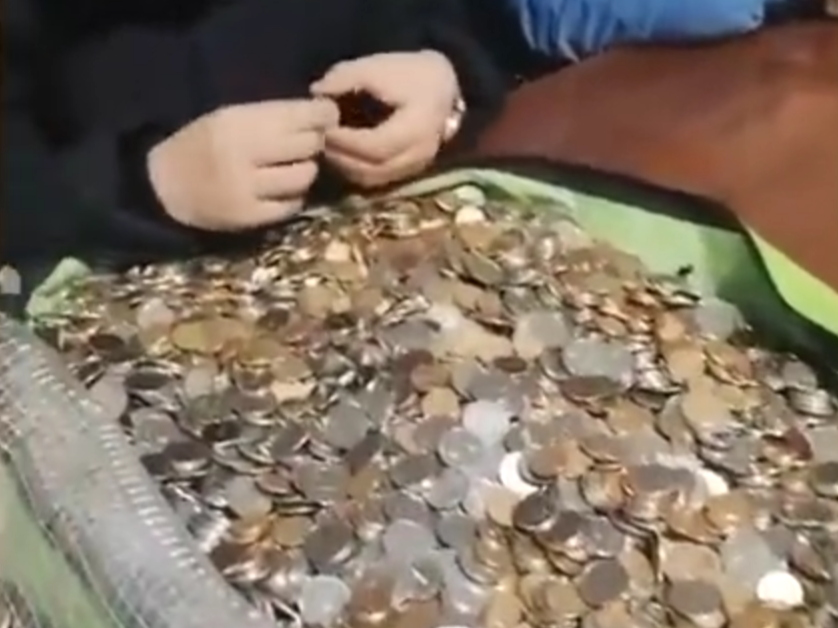 数钱数到手抽筋！新疆一业主用2万余枚硬币缴物业费，物业：5人清点了2天还差200元