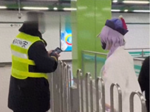 女孩穿动漫装乘地铁被安检员拦下“教育”，上海地铁回应