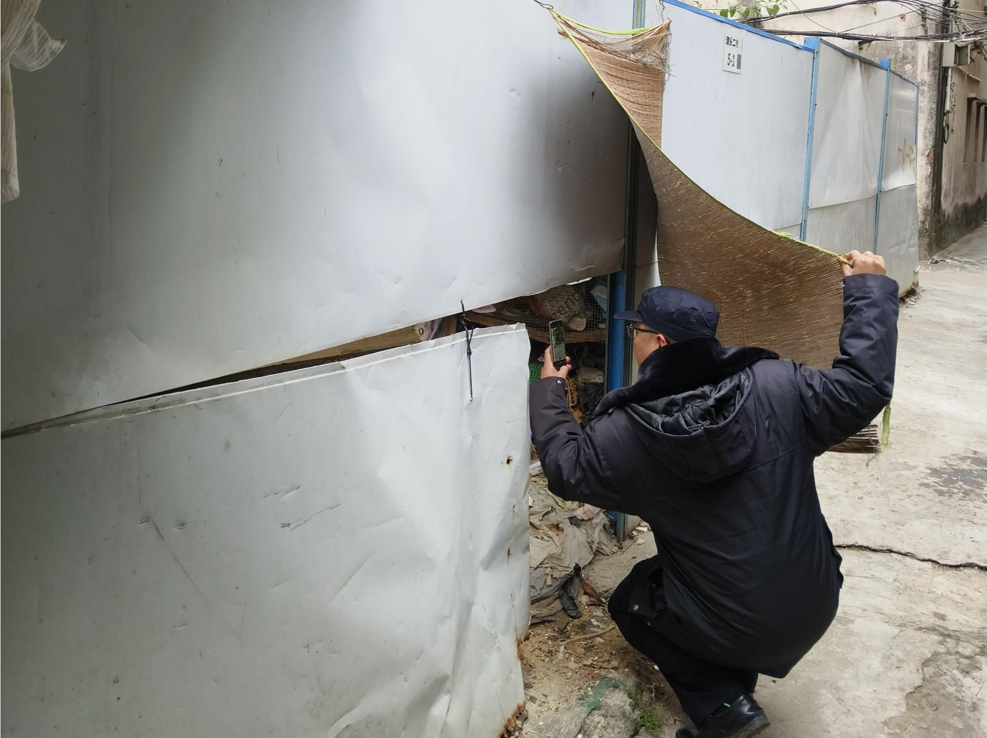 松岗街道：出动网格巡查车“小喇叭”喊话做好居家消防安全