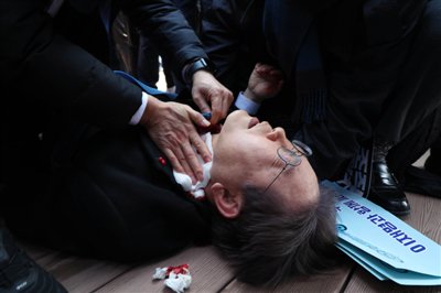 World观察 | 爆炸、枪杀、划脸、砸头……盘点韩国政坛行刺事件