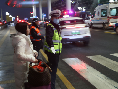直击寒风中的深圳宝安国际机场：“机场警察蓝”护航空港旅客路畅心安