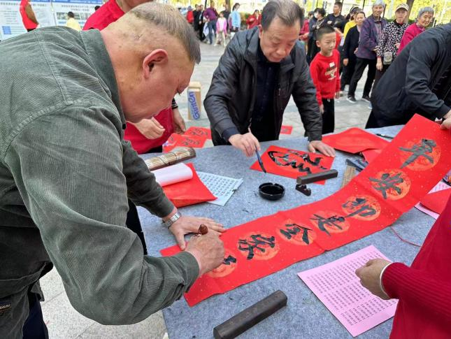 ​朗下社区开展迎新春游园会暨志愿者表彰活动