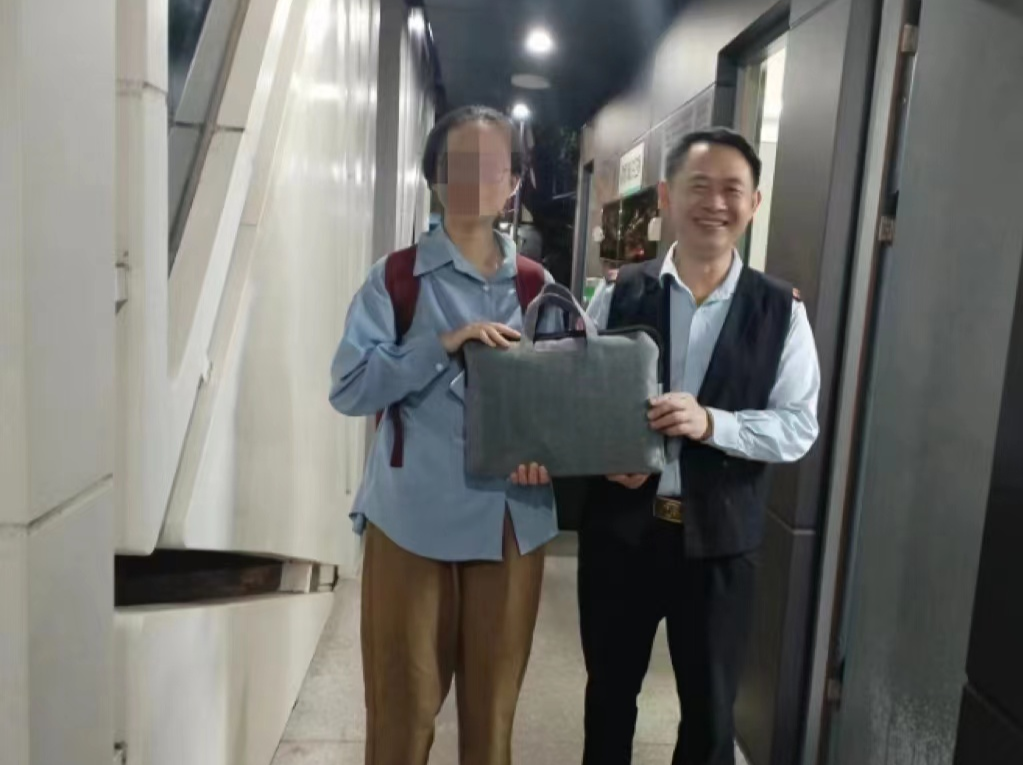 市民乘公交遗失重要档案，司机第一时间原物归主