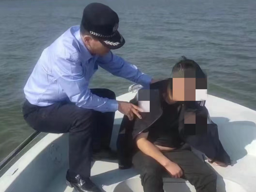 生死一刻！男子跳海轻生，深圳民警奋力救回