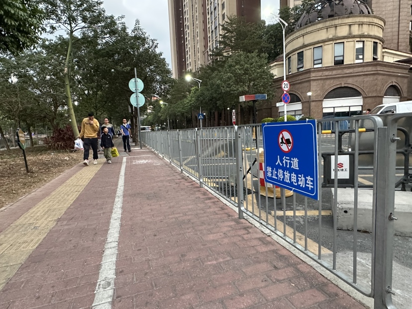 （重稿）市民反映：人行道被挤占走路不安全  相关部门：连夜整改堵漏洞排除隐患