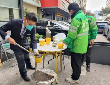 喝热姜汤了！深圳天安社区为寒风中的劳动者送温暖