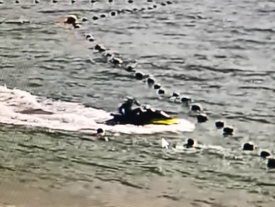一男游客进大梅沙海滨深水区游泳溺水，救生员及时救起