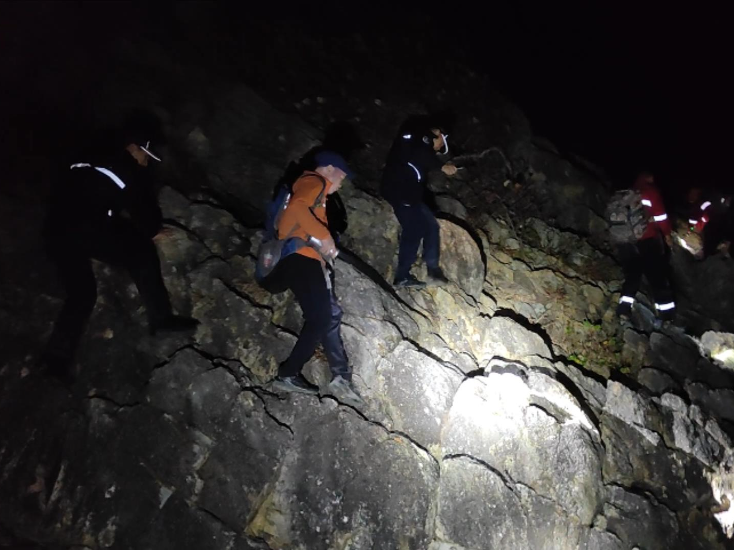 深圳海警局深夜紧急救援徒步登山被困人员