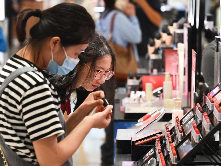消费市场活力涌动，中国经济稳步发展动能澎湃