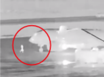 监控曝光！美国一男子闯机场停机坪，尸体在飞机引擎内被发现