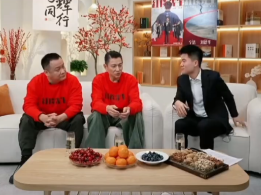 刘德华董宇辉同框直播带货，30万张电影票10分钟抢光！网友：不够，加票！