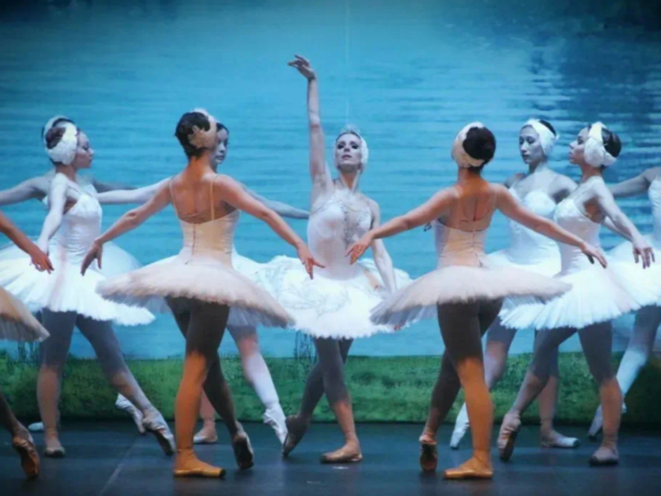 绝美！俄罗斯经典芭蕾舞剧《天鹅湖》在龙岗大剧院精彩上演
