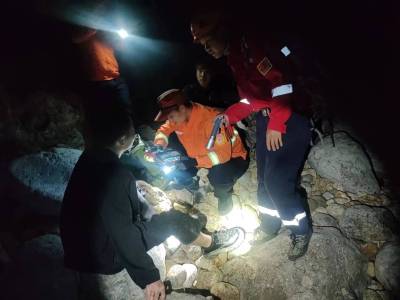 两游客在大鹏半岛国家地质公园野网红景点迷路受伤，公园管理处护林员与消防队员深夜救援