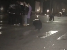 多人夜间马路上爬行？贵阳一公司团建活动引争议