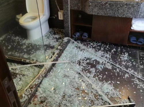 三亚一酒店浴室玻璃门突然炸裂 致顾客多处受伤 当地文旅部门回应