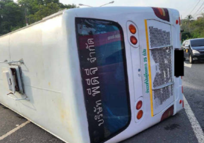 泰国一旅游大巴失控侧翻致17名中国游客受伤，其中2人重伤