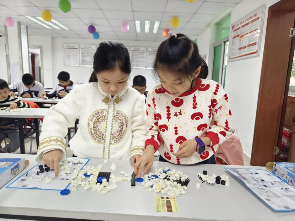 翠平社区开展青少年航天小组活动