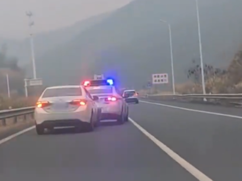 “把他顶住！” 130km/h失控汽车高速狂飙，交警拿命逼停！惊险画面曝光→