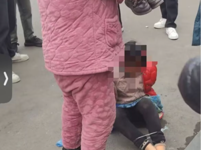 网传河南漯河市街头人贩子将女孩手脚捆绑 警方辟谣