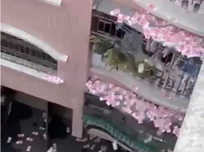 小区住户楼上撒钱，官方回应：情绪波动比较大