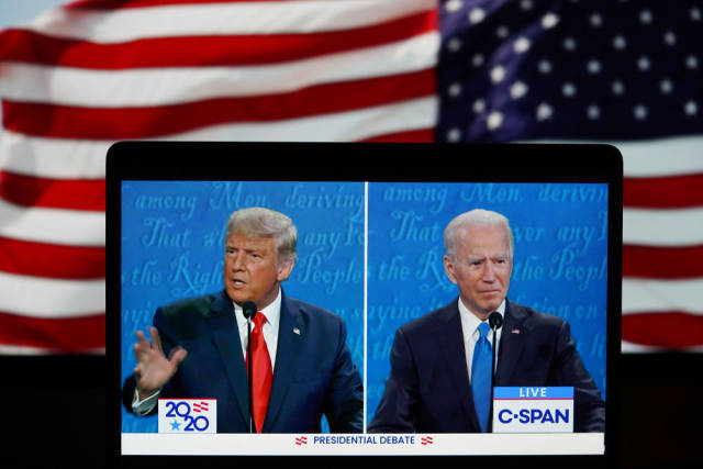 这张2020年10月22日在美国弗吉尼亚州阿灵顿拍摄的视频画面显示，时任美国总统特朗普（左）与时任民主党总统候选人拜登在田纳西州纳什维尔市参加最后一场总统候选人电视辩论。新华社记者刘杰摄