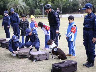 深圳公安举行“警营汪汪队”主题开放日活动，青少年零距离体验警犬日常