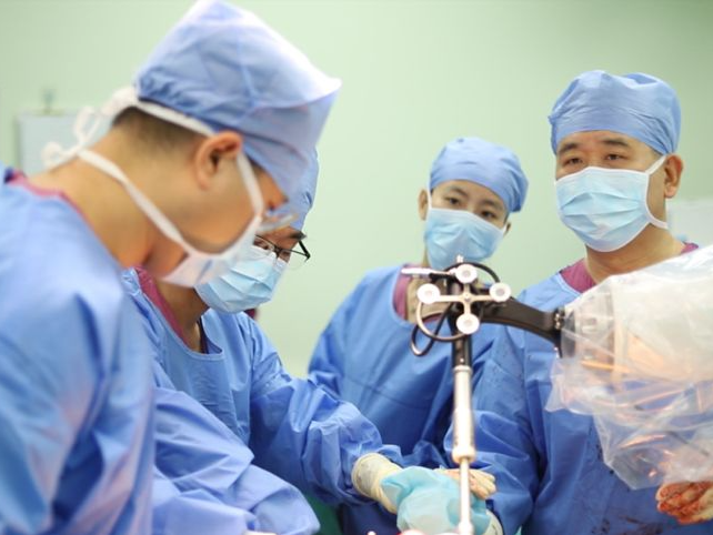再添“神队友”！深圳这家医院完成机器人辅助髋关节置换手术