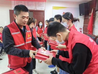 江边社区开展“携手同行义起来”青少年志愿者表彰大会
