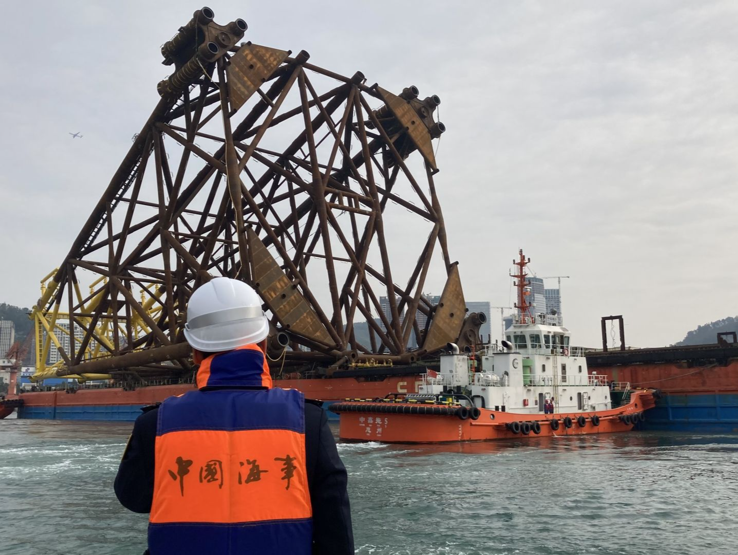 （以最新版为准）深圳南山海事局保障我国首个深水高压气田“深海一号”二期工程导管架安全拖带出港