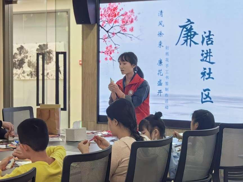 指尖衍文化 “廉”花传清韵 | 巴登社区纪委举办衍纸花手工书签制作活动