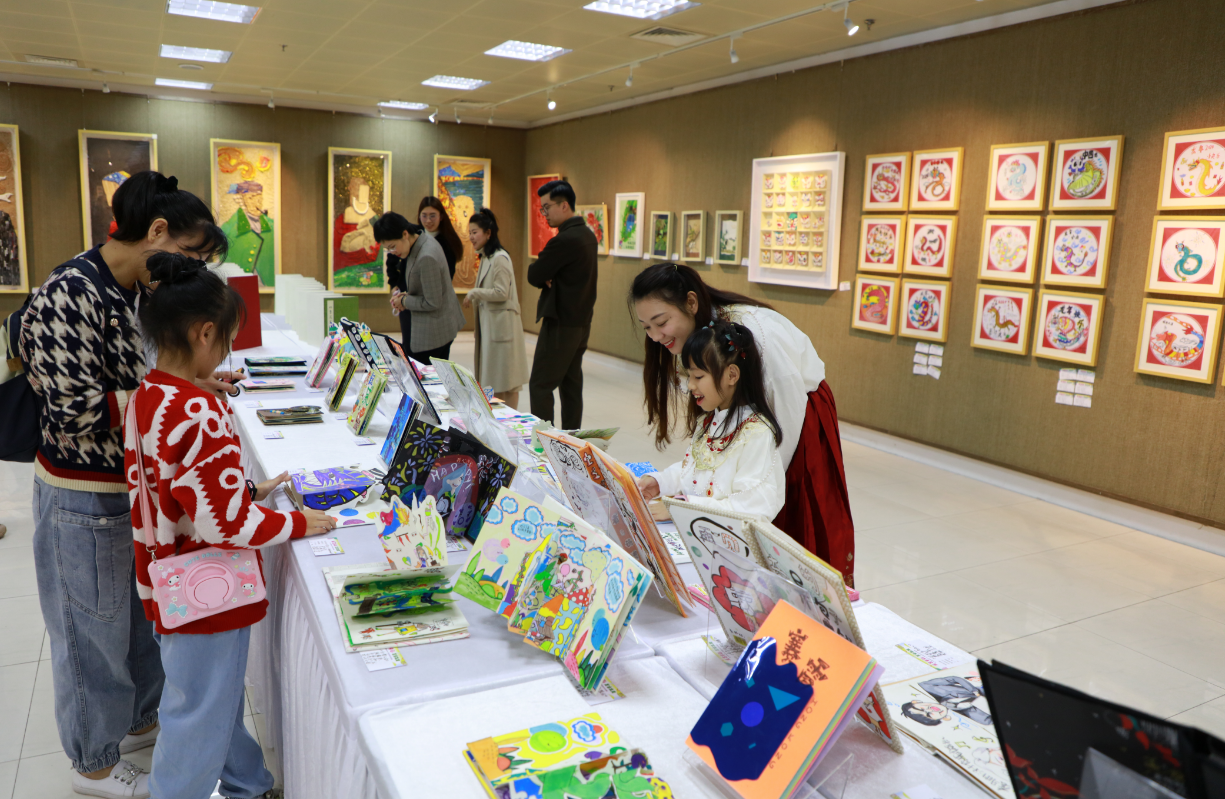 龙岗举办中小学师生美术作品展