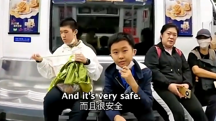 火了！外国网友深圳地铁偶遇“小孩哥”被折服……