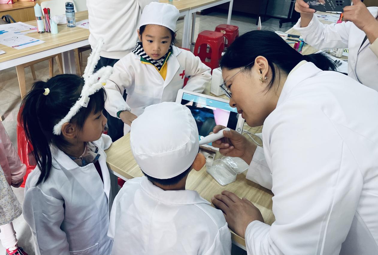 翠宁社区开展“小小牙医”体验活动