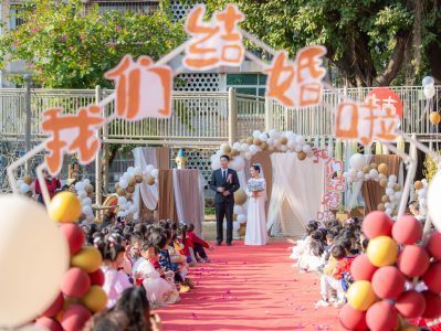 深圳兴华幼儿园，孩子们为老师举办了一场浪漫的草地婚礼