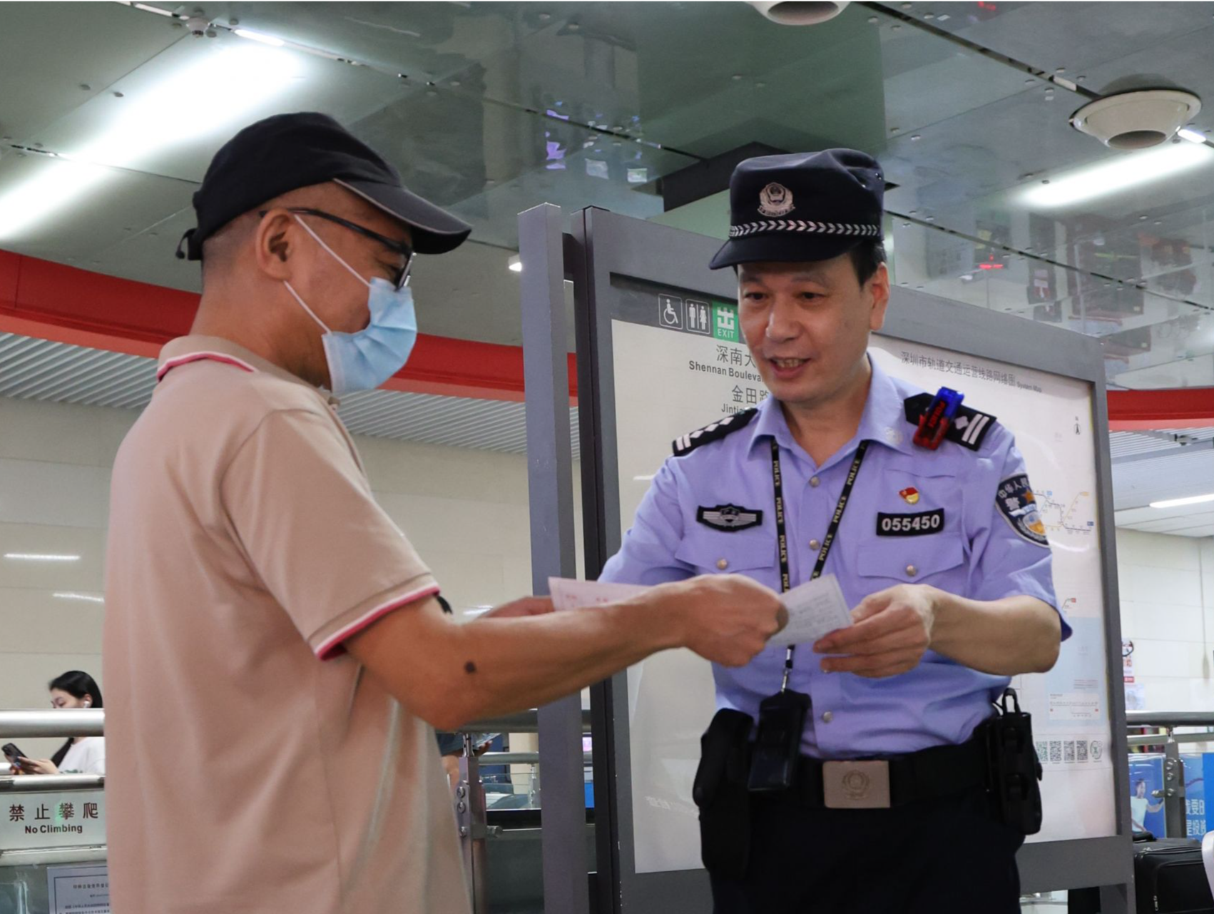一张敬告书彰显执法力度与温度！深圳轨道公安推行“敬告式执法”