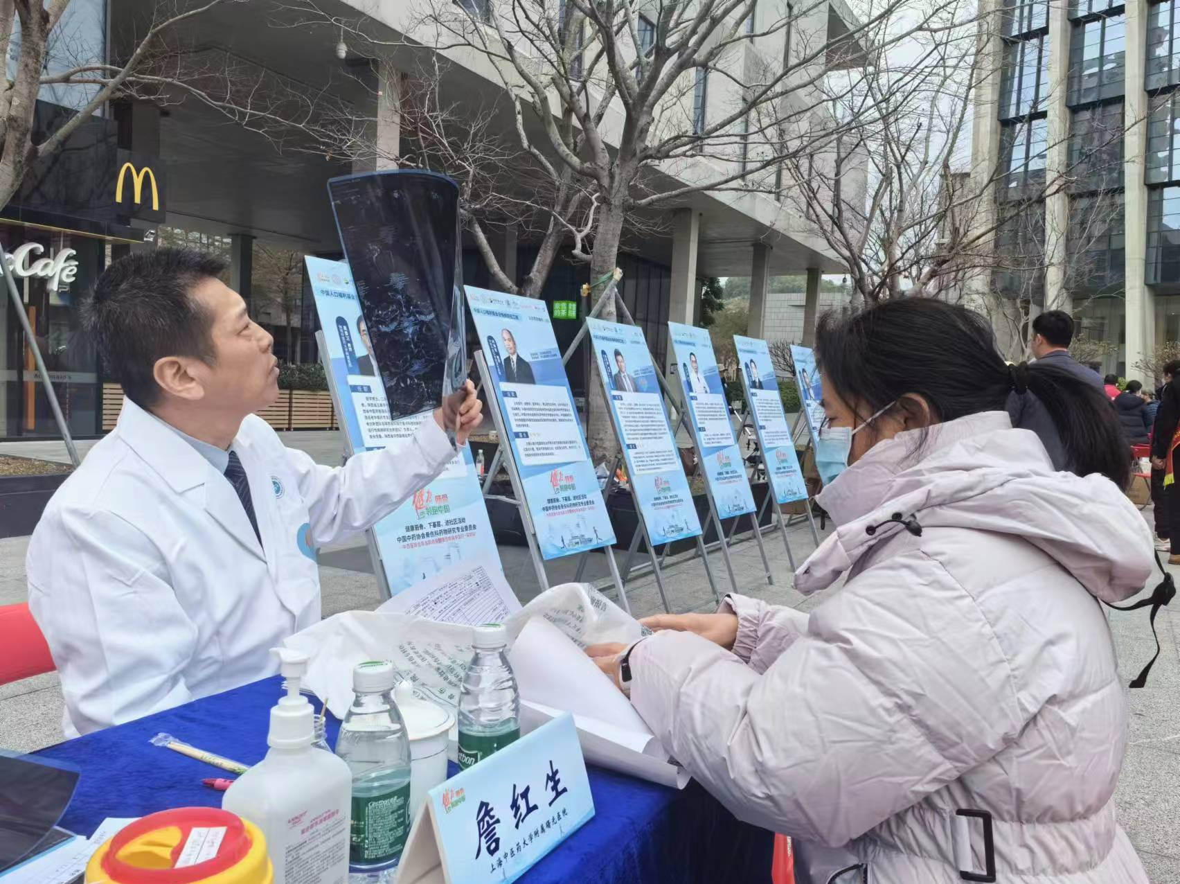 骨科名医进坪山！“健康筋骨 领跑中国”公益行在坪山开展联合义诊活动