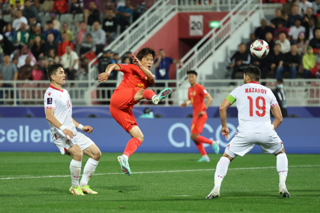 1月13日，中国队球员谢鹏飞（左二）在比赛中射门。新华社发