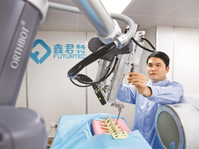 在深圳看见新质生产力 | 全国首款脊柱手术机器人上岗做手术