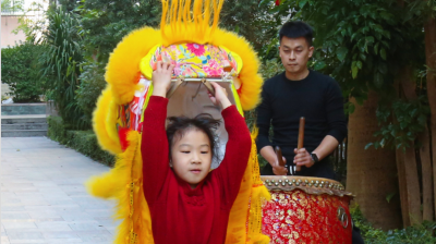 广东7岁女娃路边练习舞狮火爆全网！后续来了 