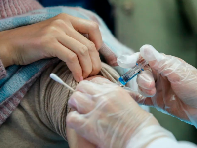 mRNA巨头莫德纳上季度净利暴跌85%，流感+新冠组合疫苗最快明年上市