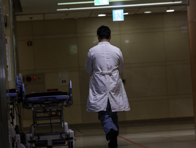 韩国百家医院超一万名实习和住院医生辞职，占比八成 