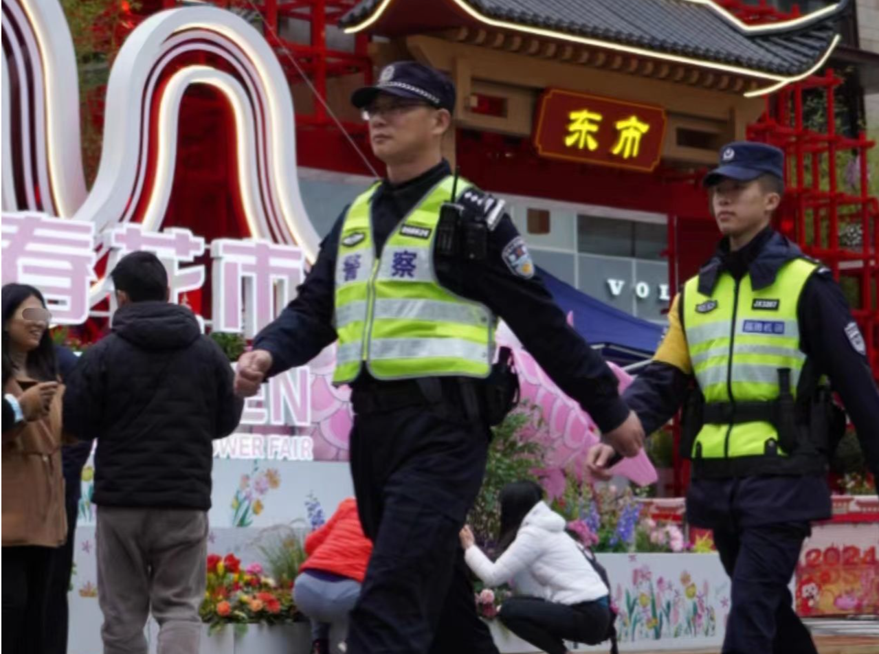新春走基层｜巡逻民警化身“护花使者”，与市民同逛花市