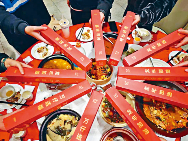 港媒：今年港人热衷“北上”吃年夜饭 