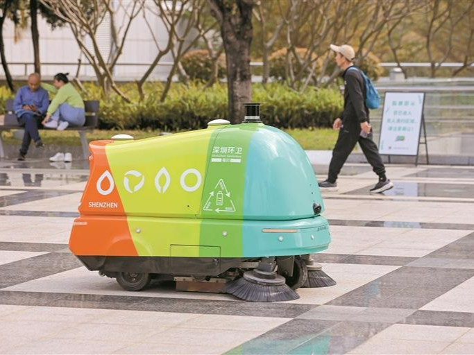 AI了！深圳街头的环卫机器人可爱又能干