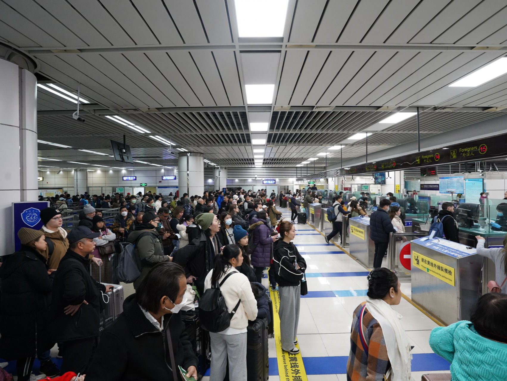 春节假期，1351.7万人次出入境