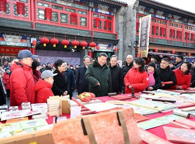 2024年2月1日，习近平总书记在天津古文化街考察时，同店铺员工和现场群众互动交流。
