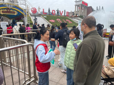 深圳：“微笑天使”守护春节文明旅游